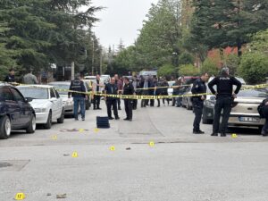 AFYONKARAHİSAR (AA) – Afyonkarahisar'da 3 kişiyi silahla yaralayan zanlı, yakalandı.