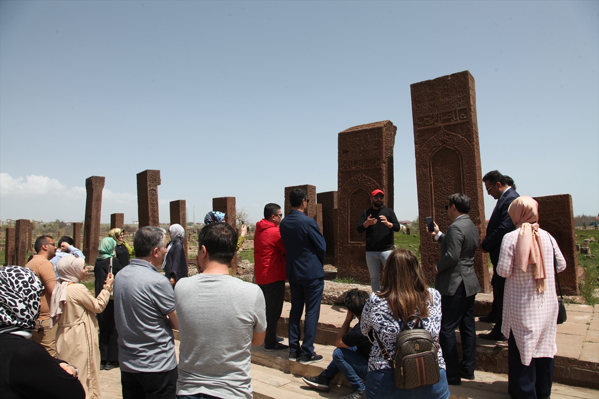 Akademisyenler ve üniversite öğrencileri Bitlis'in tarihi mekanlarını gezdi