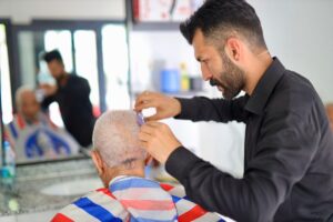 AKSARAY(AA) – Aksaray Belediyesi, emeklilerin, belediyenin kuaför salonunda ücretsiz tıraş