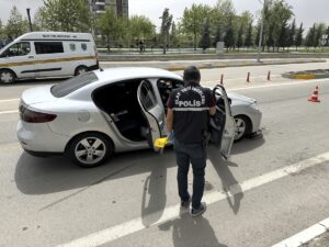AKSARAY (AA) – Aksaray'da yolun karşısına geçmeye çalışan çocuk, otomobilin