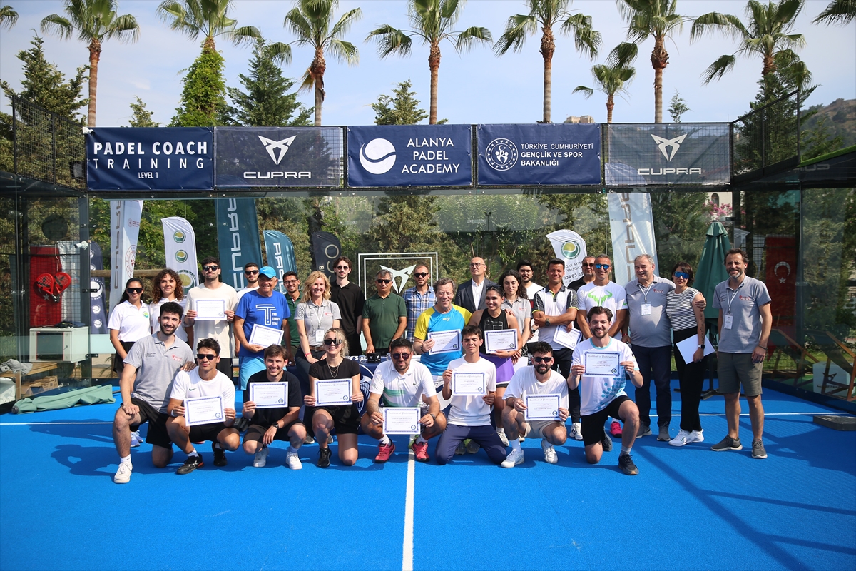 Alanya'da padel oyuncuları antrenörlük sertifikalarını aldı