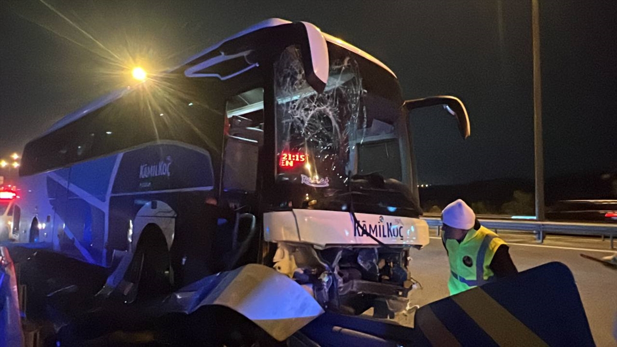 Anadolu Otoyolu'nda bariyere çarpan yolcu otobüsündeki 2 kişi yaralandı