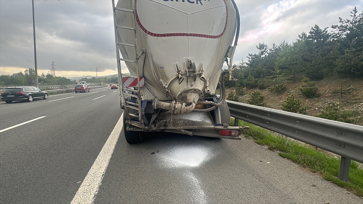 Anadolu Otoyolu'nun Bolu kesiminde tıra çarpan otomobildeki 4 kişi yaralandı