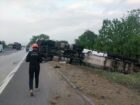 Anadolu Otoyolu'nun Sakarya geçişinde tıra çarpan tankerin sürücüsü yaralandı