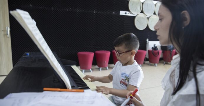 Anaokulu öğrencisi “küçük piyanist” Demirhan yeteneğiyle hayran bırakıyor
