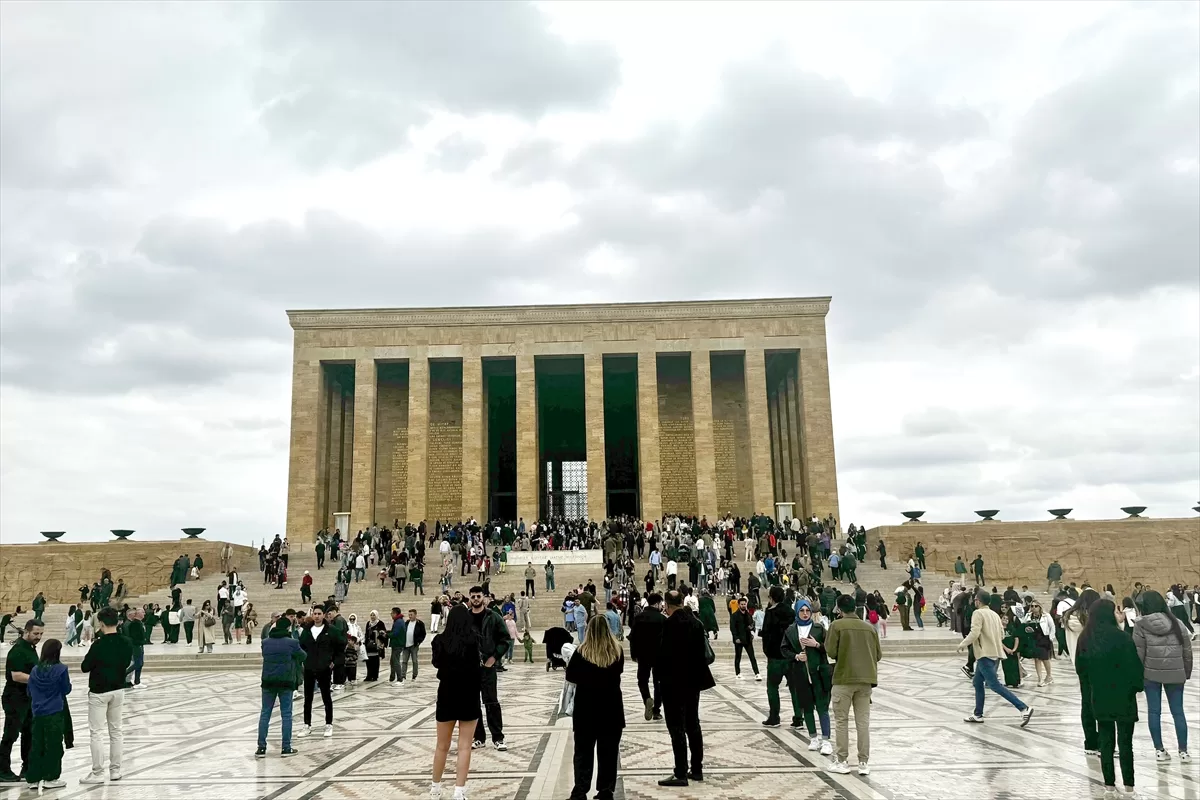 Anıtkabir'de bayram tatilinde ziyaretçi yoğunluğu