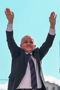 - "Yeni seçilen 16 ilçe belediye başkanıma diyorum ki, 'Seçildiniz,