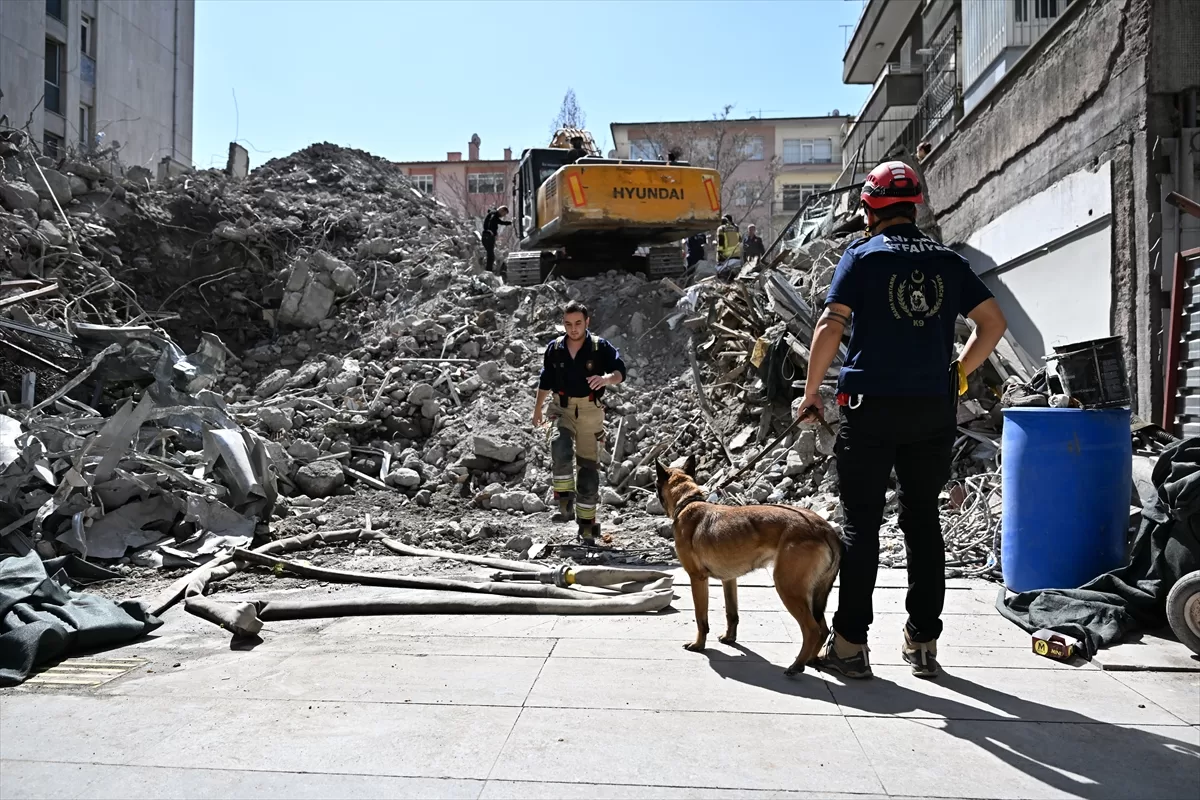 Ankara'da moloz kaldırma çalışmaları sırasında istinat duvarı çöktü