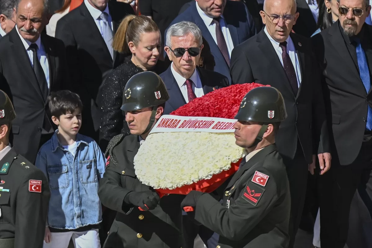 Ankara'nın yeni seçilen CHP'li belediye başkanları Anıtkabir'i ziyaret etti