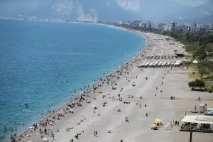 ANTALYA (AA) – Antalya'da güneşli havayı değerlendirmek isteyenler, Ramazan Bayramı'nın