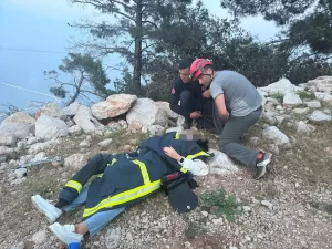 ANTALYA (AA) – Antalya'nın Konyaaltı ilçesinde devrilen teleferik direğine çarpan