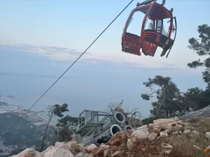 ANTALYA (AA) – Antalya'nın Konyaaltı ilçesinde devrilen teleferik direğine çarpan