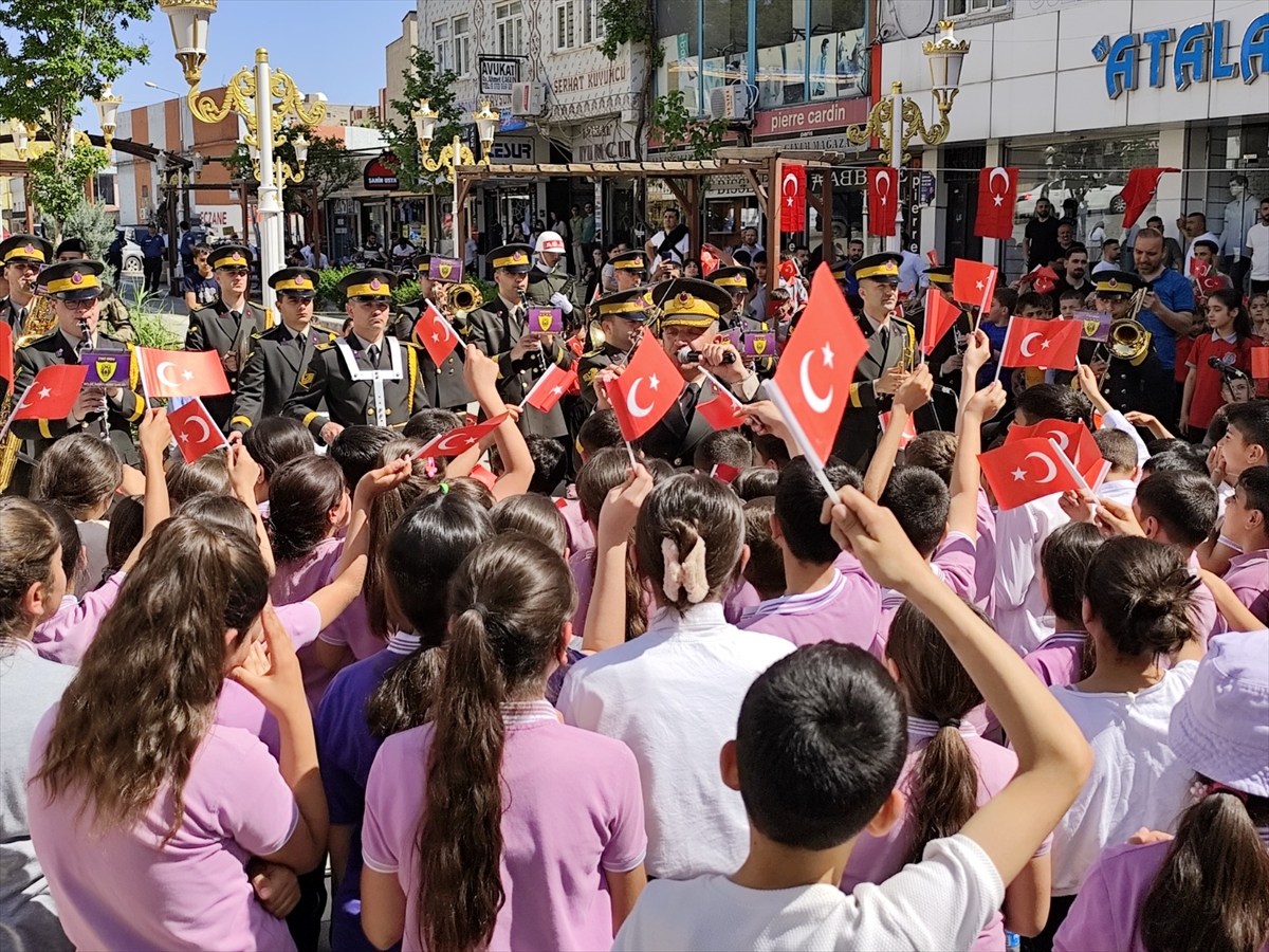 Askeri bando takımı Silopi'de konser verdi