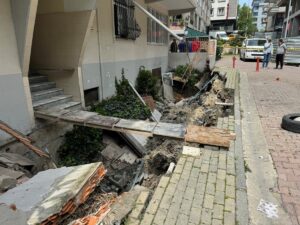 İSTANBUL (AA) – Avcılar'da istinat duvarı yıkılan 4 katlı bina