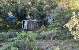 AYDIN (AA) – Aydın’ın Köşk ilçesinde uçuruma devrilen minibüsün ehliyetsiz