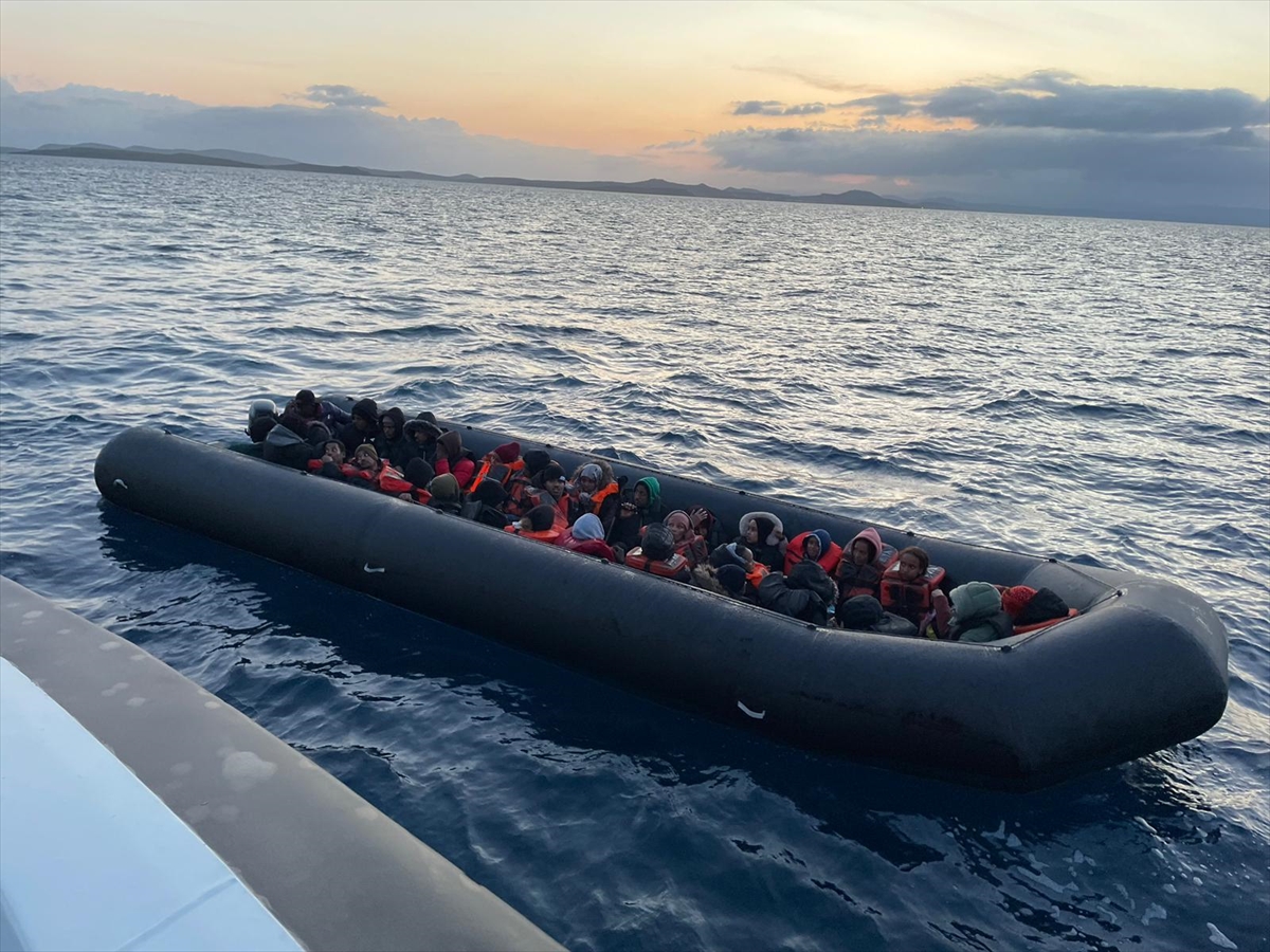 Ayvalık açıklarında 71 düzensiz göçmen yakalandı