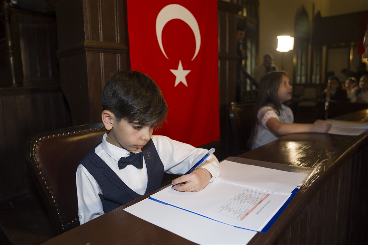 Bakan Tekin, tarihi Meclis binasında çocukların söz aldığı