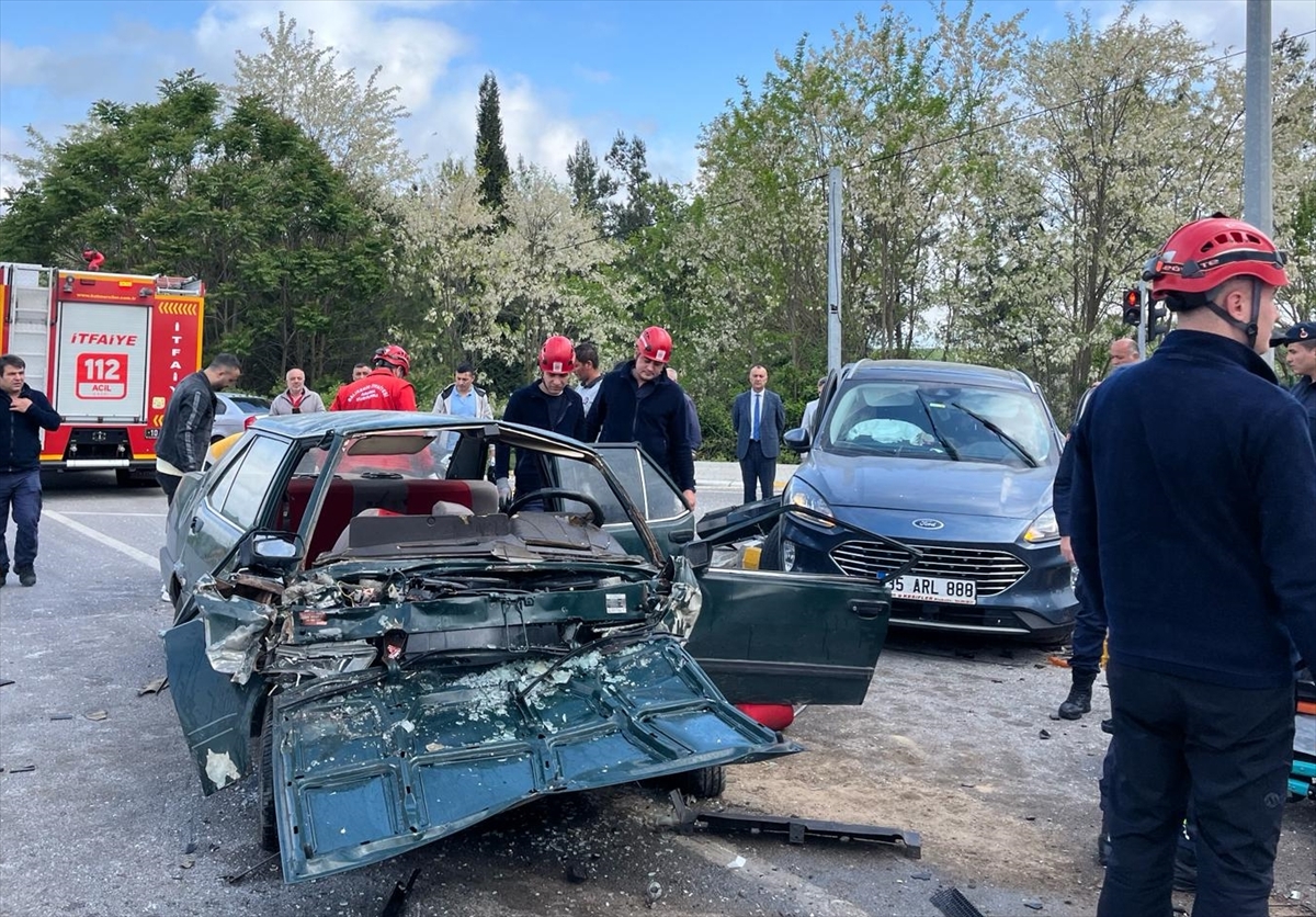 Balıkesir'de iki otomobilin çarpıştığı kazada 1 kişi öldü, 5 kişi yaralandı