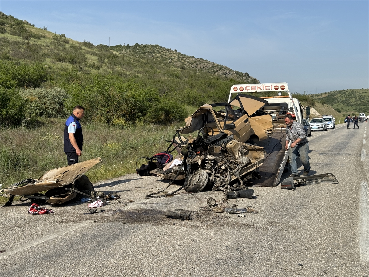 Balıkesir'de tırla çarpışan otomobildeki 2 kişi öldü