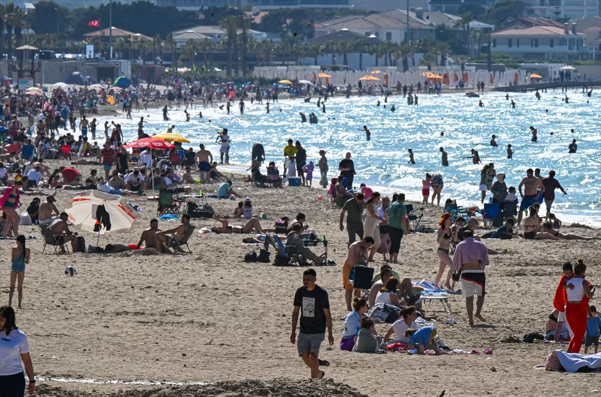 Bayram hareketliliği yaşayan Çeşme'de deniz sezonu erken açıldı