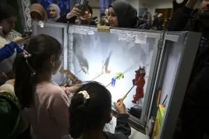 BERLİN (AA) – Almanya'nın başkenti Berlin'de çocuklar, camilerde düzenlenen iftar