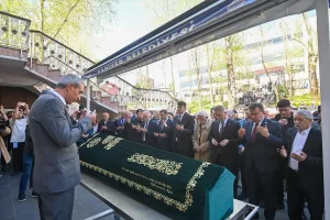 - Cemevinde düzenlenen cenaze törenine İstanbul Valisi Davut Gül de