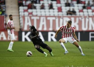 - Bitexen Antalyaspor: 0 - Atakaş Hatayspor: 1 (İlk yarı)
