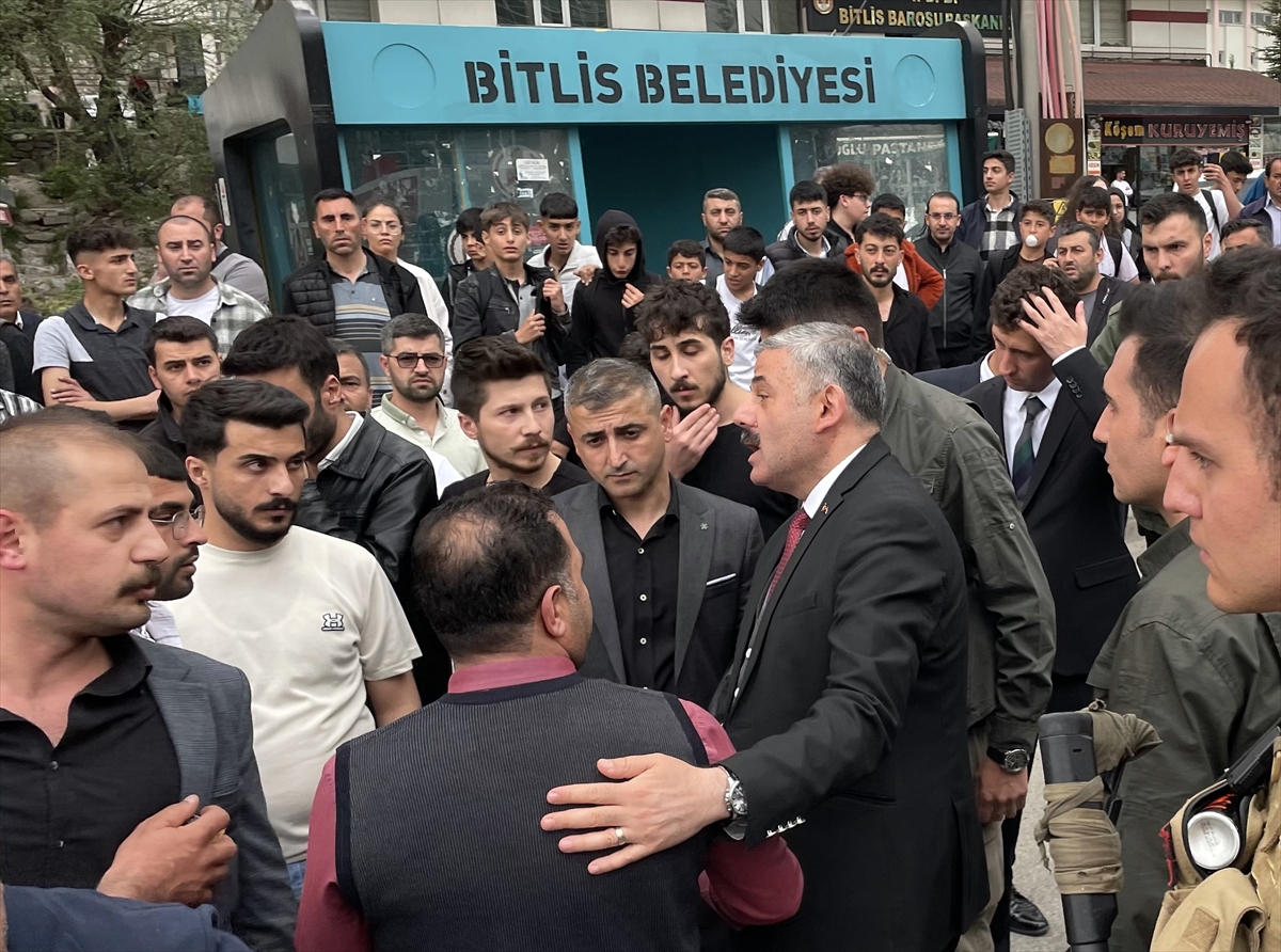 Bitlis'te hafif ticari aracın çarptığı 2 kız öğrenci yaralandı