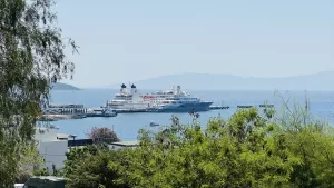 - 110 metrelik mega lüks motor yat "Radiant" da limana