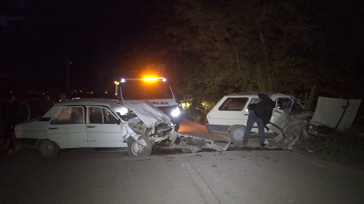 Burdur'da iki otomobilin çarpışması sonucu 4 kişi yaralandı