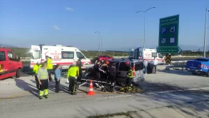 BURSA (AA) – İstanbul-İzmir Otoyolu'nda bariyerlere çarpan araçtaki 4 kişilik