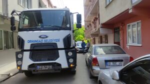 BURSA (AA) – Bursa'nın Orhangazi ilçesinde temizlik işçileri tarafından çöp