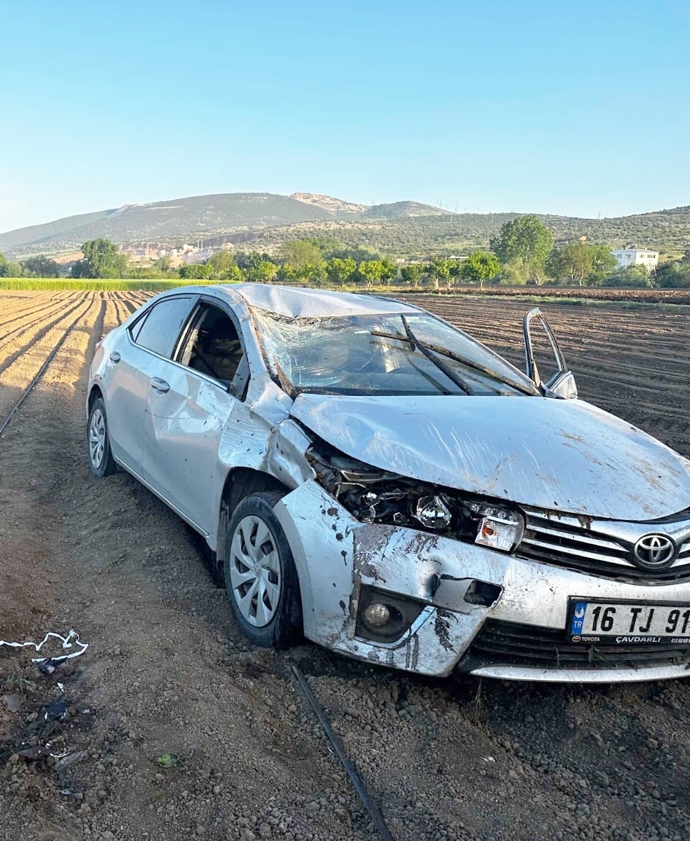 Bursa'da tarlaya devrilen otomobildeki 1 kişi öldü, 2 kişi yaralandı