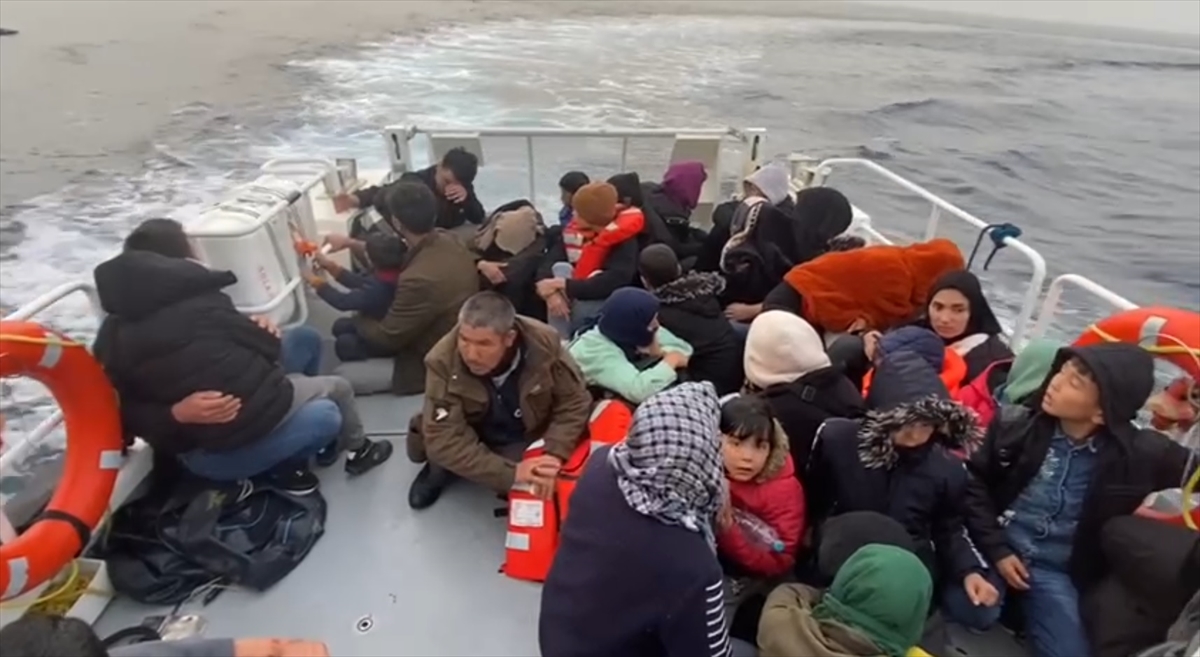 Çanakkale açıklarında motoru arızalanan botla sürüklenen 44 düzensiz göçmen kurtarıldı