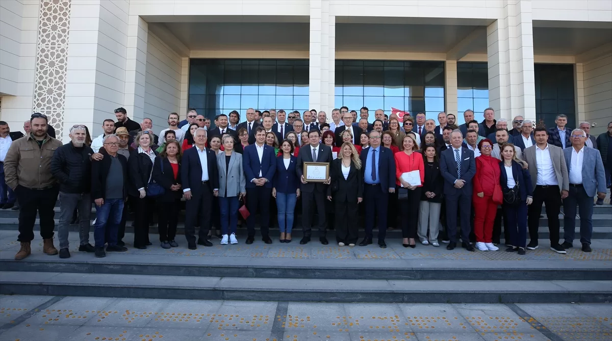 Çanakkale Belediye Başkanı Muharrem Erkek, mazbatasını aldı