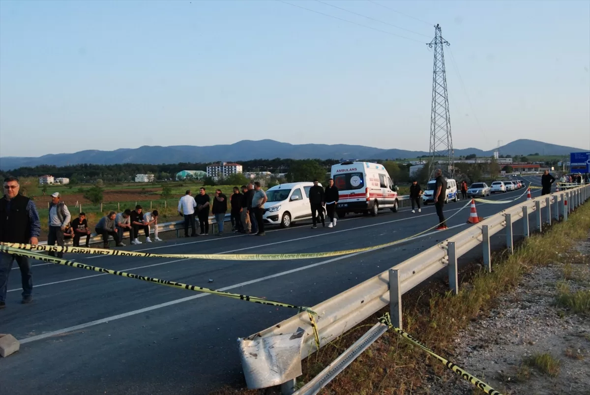 Çanakkale'de bariyerlere çarpan motosikletin sürücüsü ile beraberindeki kişi öldü