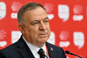 - "Çok fazla geçmişle hesaplaşan, onun yanlışları üzerinde günlerce konuşan