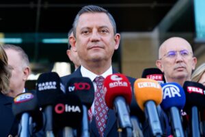 ANKARA (AA) – CHP Genel Başkanı Özgür Özel, beraberindeki partililerle