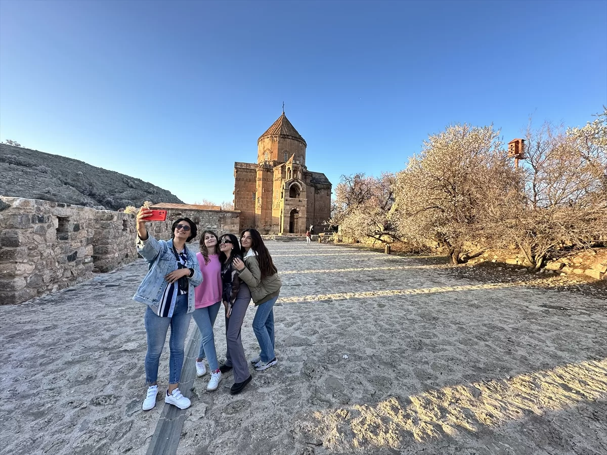 Çiçek açan badem ağaçları Akdamar Adası'nı renklendirdi