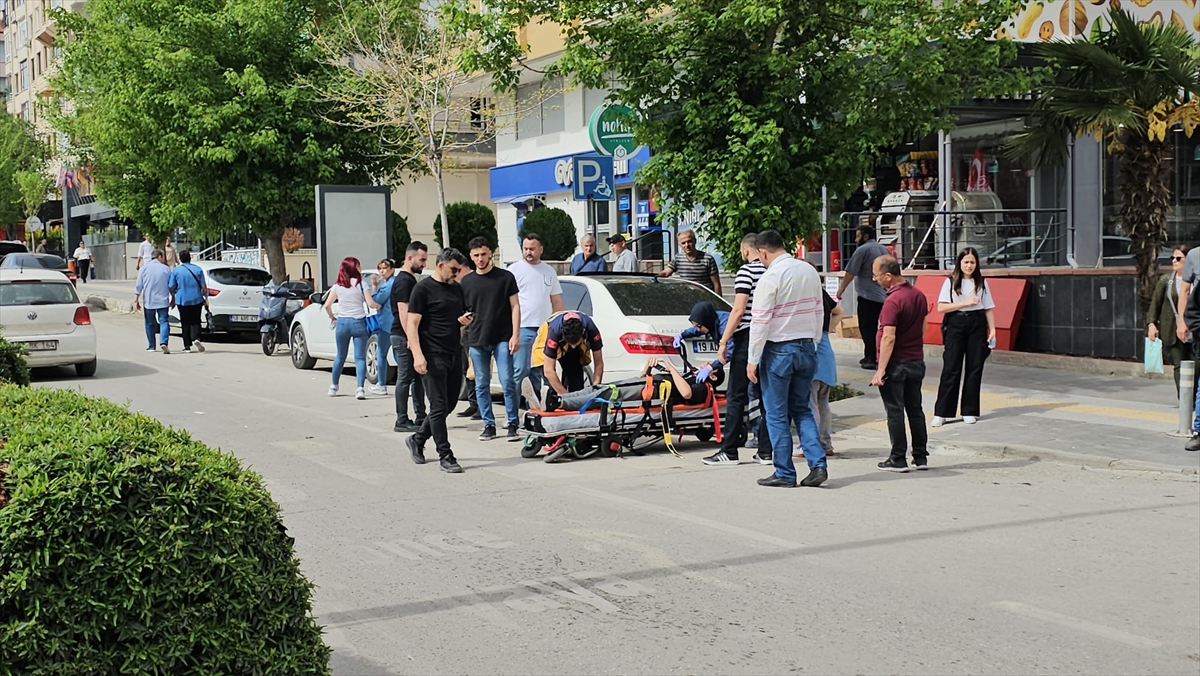 Çorum'da motosikletle bisikletin çarpıştığı kazada 3 kişi yaralandı