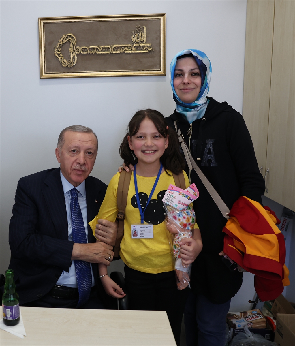 Cumhurbaşkanı Erdoğan, Üsküdar'da akaryakıt istasyonu çalışanlarını ziyaret etti