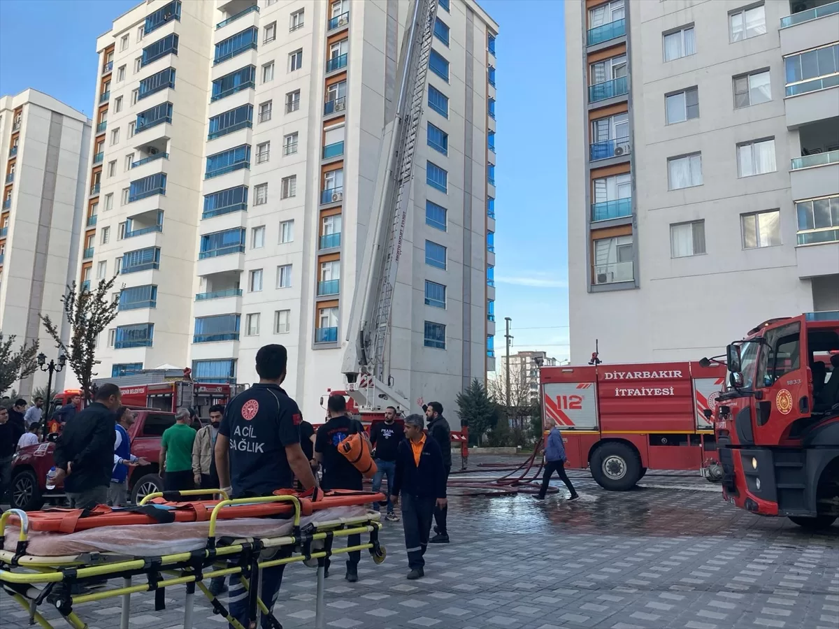 Diyarbakır'da bir binanın çatısında yangın çıktı