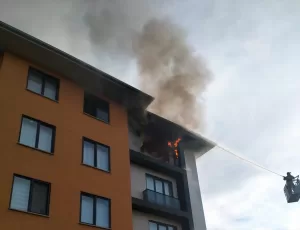 DÜZCE (AA) – Düzce'de 5 katlı apartmanında çıkan yangında dumandan