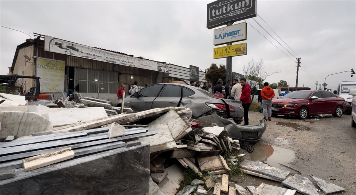 Düzce'de iş yerinin önündeki mermerlere çarpan otomobilin sürücüsü yaralandı