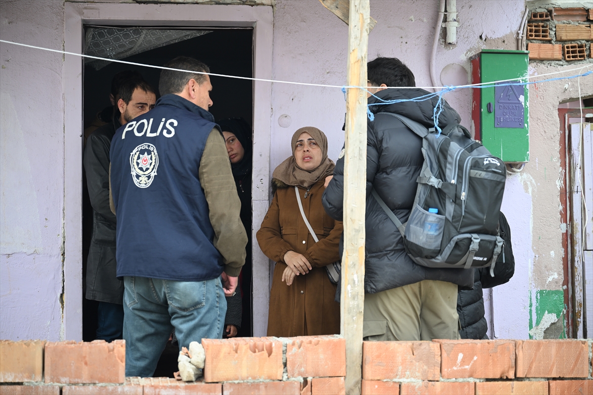 Edirne'de devamsız öğrencilerin ev ziyareti sırasında mahalledeki düzensiz göçmenler yakalandı