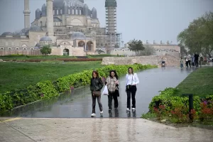 EDİRNE (AA) – Edirne'de sağanak hayatı olumsuz etkiledi. Akşam saatlerinde