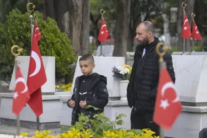 İSTANBUL (AA) – Ramazan Bayramı'nın birinci gününde Edirnekapı Şehitliği'ne gelen