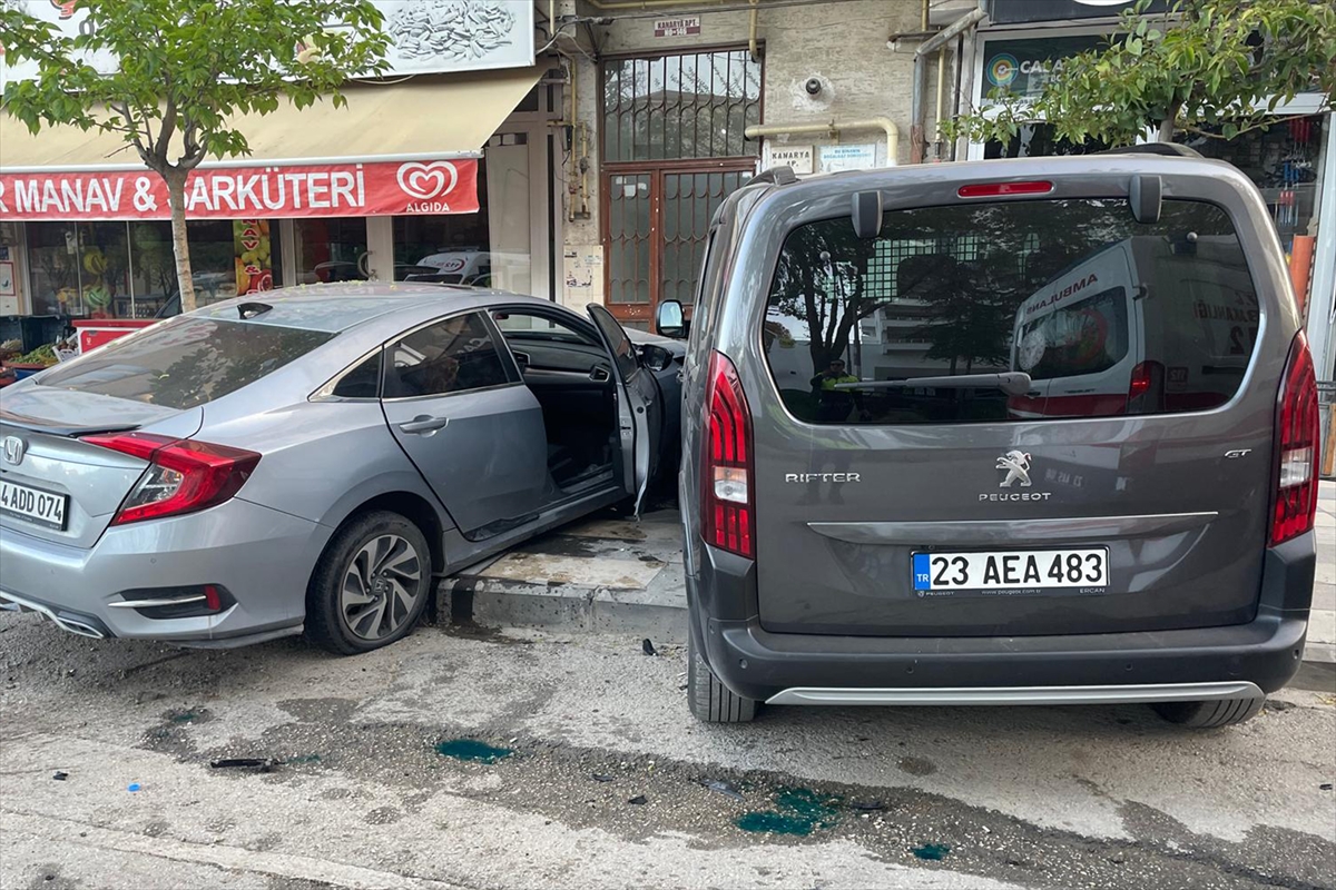Elazığ'da annesini hastaneye yetiştirmeye çalışırken kaza yapan sürücü yaralandı