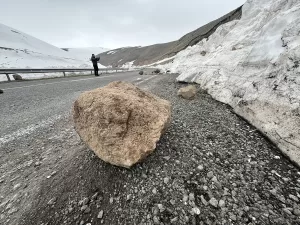 ARDAHAN (AA) – Kar kütlelerinin erimeye başlamasıyla Ardahan-Ardanuç kara yoluna