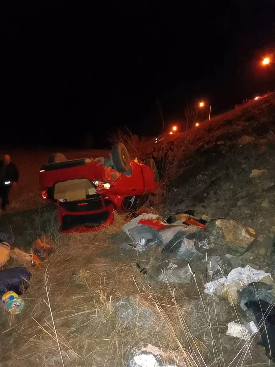 Erzincan’da şarampole devrilen otomobildeki 7 kişi yaralandı